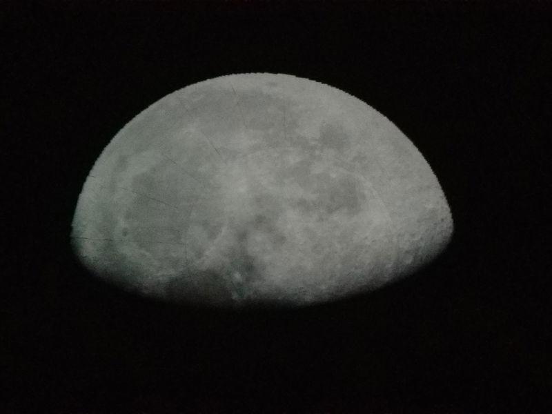 从天文馆内拍摄的月球照片.
